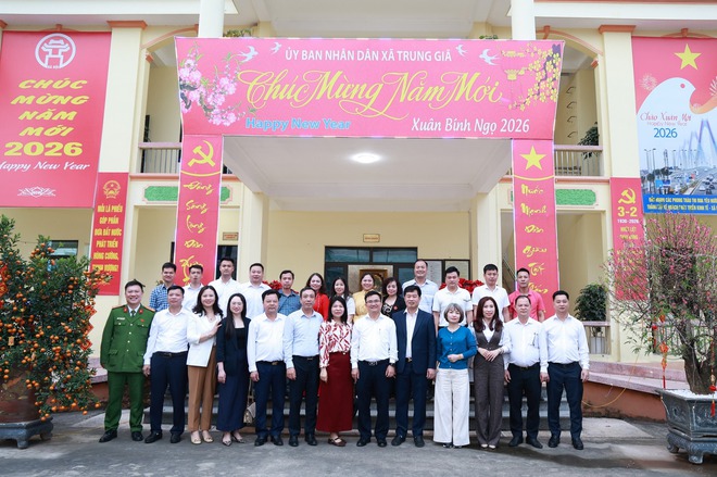 THƯỜNG TRỰC ĐẢNG ỦY XÃ TRUNG GIÃ THĂM, ĐỘNG VIÊN, TẶNG QUÀ CÁC ĐƠN VỊ TRỰC TẾT NGUYÊN ĐÁN- Ảnh 3.