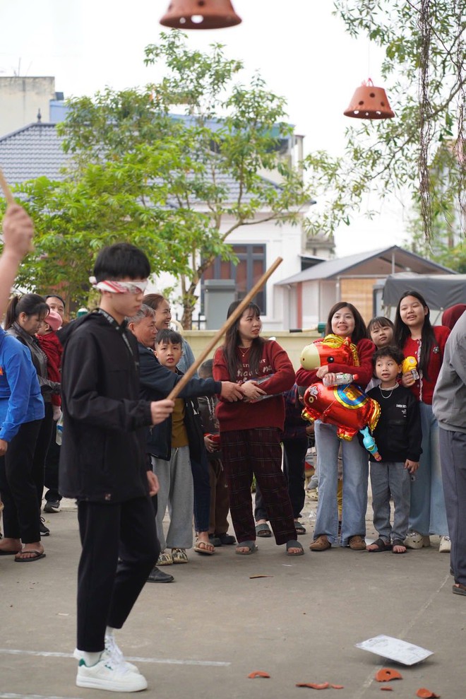 TRUNG GIÃ RỘN RÀNG SẮC XUÂN – CÁC THÔN TƯNG BỪNG TỔ CHỨC CÁC HOẠT ĐỘNG VĂN HÓA, VĂN NGHỆ, THỂ DỤC THỂ THAO VÀ CÁC TRÒ CHƠI DÂN GIAN  MỪNG TẾT BÍNH NGỌ 2026 - Ảnh 6.
