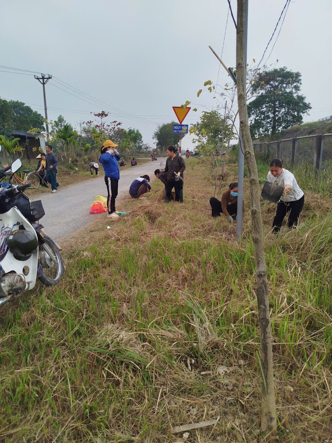 KHÍ THẾ RA QUÂN VỆ SINH MÔI TRƯỜNG ĐẦU XUÂN – LAN TỎA HÀNH ĐỘNG VÌ MÔI TRƯỜNG XANH, SẠCH, ĐẸP CỦA XÃ TRUNG GIÃ- Ảnh 12.