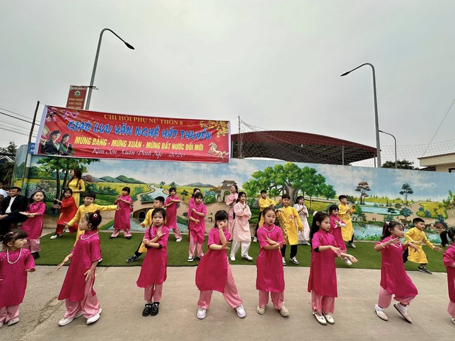 PHÓ BÍ THƯ THƯỜNG TRỰC ĐẢNG ỦY-CHỦ TỊCH ỦY BAN MTTQ VIỆT NAM XÃ TRUNG GIÃ NGUYỄN THỊ KIM TUYẾN DỰ CHƯƠNG TRÌNH GIAO LƯU HÁT THUYỀN ĐẦU XUÂN TẠI THÔN 8- Ảnh 4.