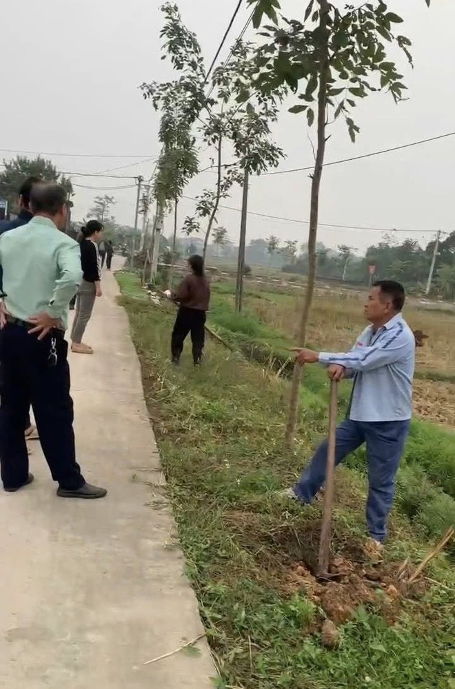 KHÍ THẾ RA QUÂN VỆ SINH MÔI TRƯỜNG ĐẦU XUÂN – LAN TỎA HÀNH ĐỘNG VÌ MÔI TRƯỜNG XANH, SẠCH, ĐẸP CỦA XÃ TRUNG GIÃ- Ảnh 10.