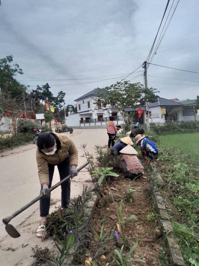 KHÍ THẾ RA QUÂN VỆ SINH MÔI TRƯỜNG ĐẦU XUÂN – LAN TỎA HÀNH ĐỘNG VÌ MÔI TRƯỜNG XANH, SẠCH, ĐẸP CỦA XÃ TRUNG GIÃ- Ảnh 4.