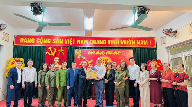 Lãnh đạo phường Vĩnh Hưng thăm, chúc Tết các đơn vị trực Tết Nguyên đán Bính Ngọ- Ảnh 7.