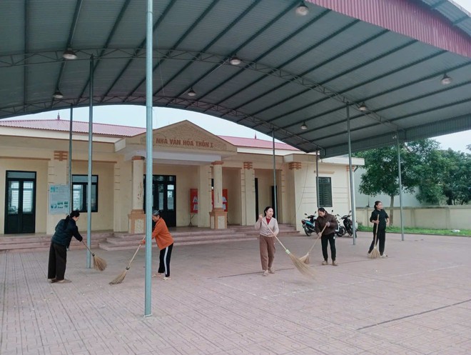 KHÍ THẾ RA QUÂN VỆ SINH MÔI TRƯỜNG ĐẦU XUÂN – LAN TỎA HÀNH ĐỘNG VÌ MÔI TRƯỜNG XANH, SẠCH, ĐẸP CỦA XÃ TRUNG GIÃ- Ảnh 5.