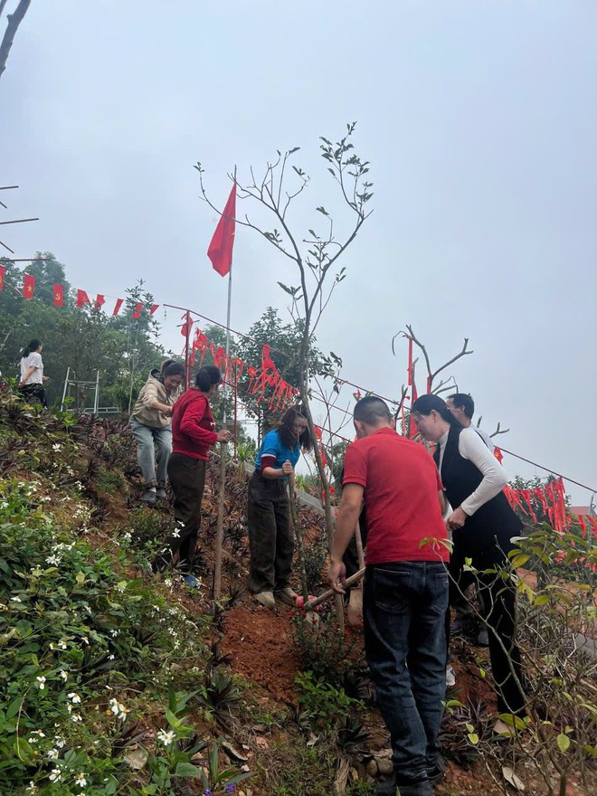 KHÍ THẾ RA QUÂN VỆ SINH MÔI TRƯỜNG ĐẦU XUÂN – LAN TỎA HÀNH ĐỘNG VÌ MÔI TRƯỜNG XANH, SẠCH, ĐẸP CỦA XÃ TRUNG GIÃ- Ảnh 6.