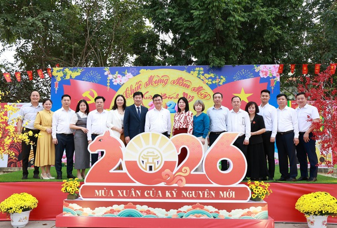 THƯỜNG TRỰC ĐẢNG ỦY XÃ TRUNG GIÃ THĂM, ĐỘNG VIÊN, TẶNG QUÀ CÁC ĐƠN VỊ TRỰC TẾT NGUYÊN ĐÁN- Ảnh 5.