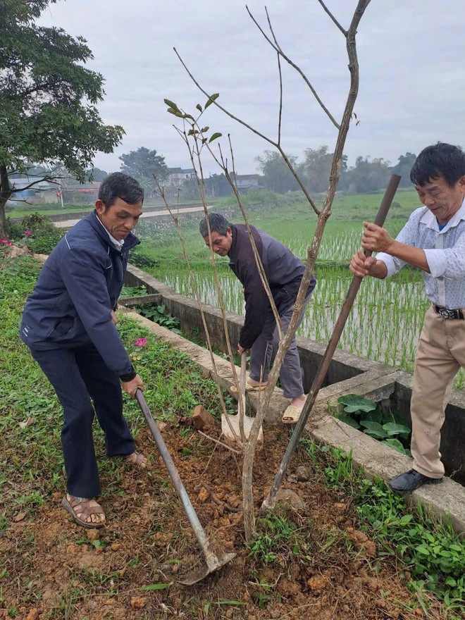 KHÍ THẾ RA QUÂN VỆ SINH MÔI TRƯỜNG ĐẦU XUÂN – LAN TỎA HÀNH ĐỘNG VÌ MÔI TRƯỜNG XANH, SẠCH, ĐẸP CỦA XÃ TRUNG GIÃ- Ảnh 17.