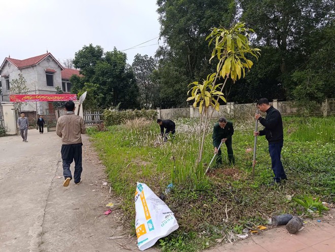KHÍ THẾ RA QUÂN VỆ SINH MÔI TRƯỜNG ĐẦU XUÂN – LAN TỎA HÀNH ĐỘNG VÌ MÔI TRƯỜNG XANH, SẠCH, ĐẸP CỦA XÃ TRUNG GIÃ- Ảnh 3.