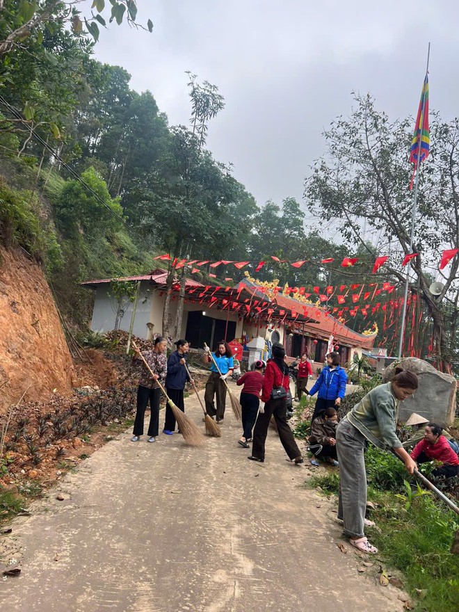 KHÍ THẾ RA QUÂN VỆ SINH MÔI TRƯỜNG ĐẦU XUÂN – LAN TỎA HÀNH ĐỘNG VÌ MÔI TRƯỜNG XANH, SẠCH, ĐẸP CỦA XÃ TRUNG GIÃ- Ảnh 8.