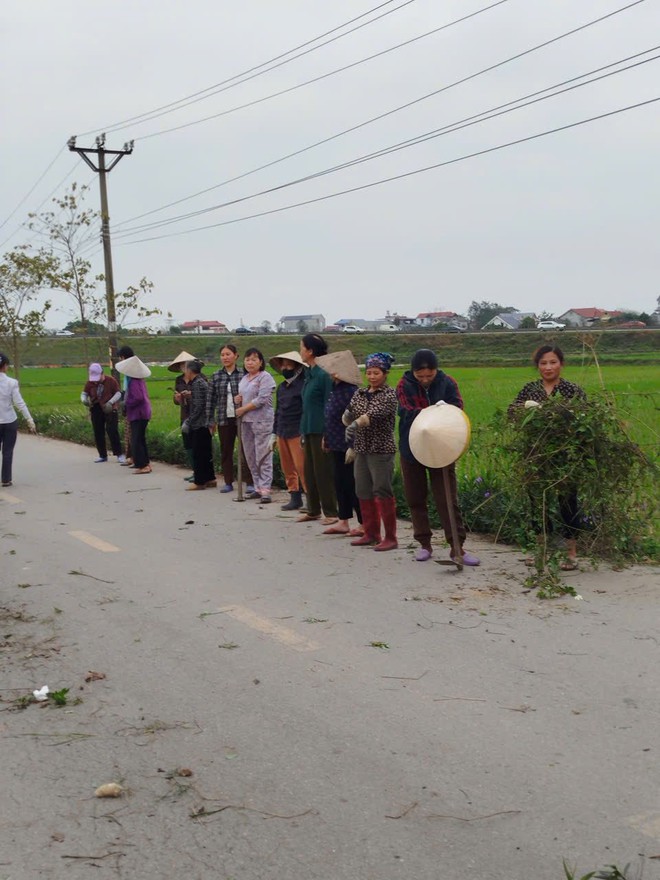 KHÍ THẾ RA QUÂN VỆ SINH MÔI TRƯỜNG ĐẦU XUÂN – LAN TỎA HÀNH ĐỘNG VÌ MÔI TRƯỜNG XANH, SẠCH, ĐẸP CỦA XÃ TRUNG GIÃ- Ảnh 7.