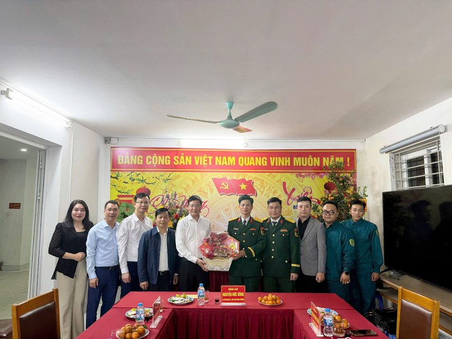 Lãnh đạo phường Vĩnh Hưng thăm, chúc Tết các đơn vị trực Tết Nguyên đán Bính Ngọ- Ảnh 20.