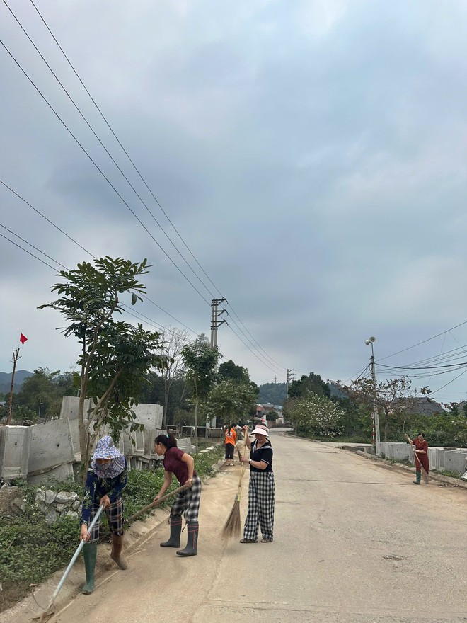 KHÍ THẾ RA QUÂN VỆ SINH MÔI TRƯỜNG ĐẦU XUÂN – LAN TỎA HÀNH ĐỘNG VÌ MÔI TRƯỜNG XANH, SẠCH, ĐẸP CỦA XÃ TRUNG GIÃ- Ảnh 13.