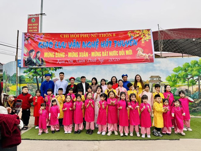 PHÓ BÍ THƯ THƯỜNG TRỰC ĐẢNG ỦY-CHỦ TỊCH ỦY BAN MTTQ VIỆT NAM XÃ TRUNG GIÃ NGUYỄN THỊ KIM TUYẾN DỰ CHƯƠNG TRÌNH GIAO LƯU HÁT THUYỀN ĐẦU XUÂN TẠI THÔN 8- Ảnh 3.