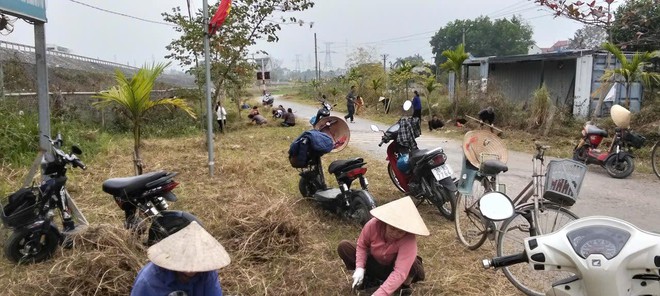 KHÍ THẾ RA QUÂN VỆ SINH MÔI TRƯỜNG ĐẦU XUÂN – LAN TỎA HÀNH ĐỘNG VÌ MÔI TRƯỜNG XANH, SẠCH, ĐẸP CỦA XÃ TRUNG GIÃ- Ảnh 18.
