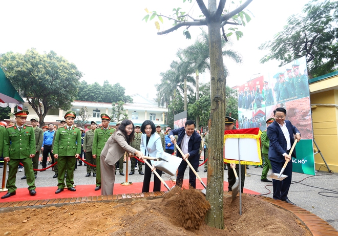 Chủ tịch HĐND thành phố Hà Nội Phùng Thị Hồng Hà dự Tết trồng cây tại trụ sở Công an phường Hà Đông

- Ảnh 3.