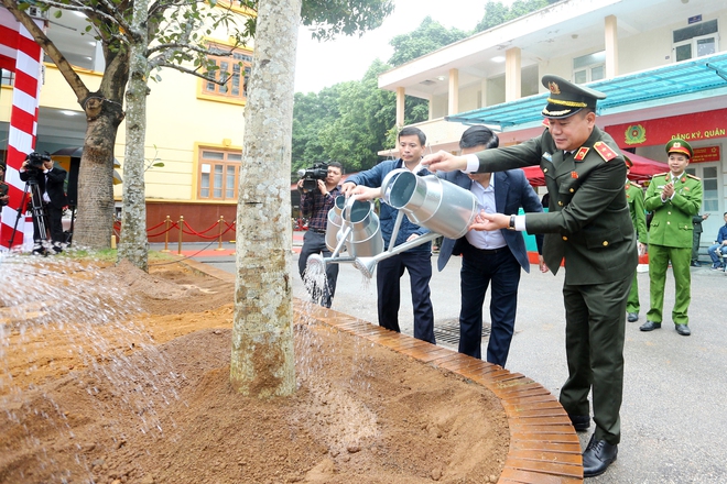 Chủ tịch HĐND thành phố Hà Nội Phùng Thị Hồng Hà dự Tết trồng cây tại trụ sở Công an phường Hà Đông

- Ảnh 4.