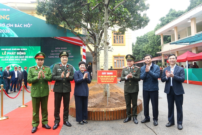 Chủ tịch HĐND thành phố Hà Nội Phùng Thị Hồng Hà dự Tết trồng cây tại trụ sở Công an phường Hà Đông

- Ảnh 5.