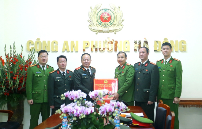 Chủ tịch HĐND thành phố Hà Nội Phùng Thị Hồng Hà dự Tết trồng cây tại trụ sở Công an phường Hà Đông

- Ảnh 7.