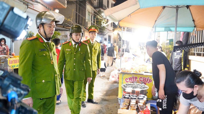 Công an xã Hồng Vân giữ trọn bình yên để nhân dân vui Xuân, đón Tết- Ảnh 1.