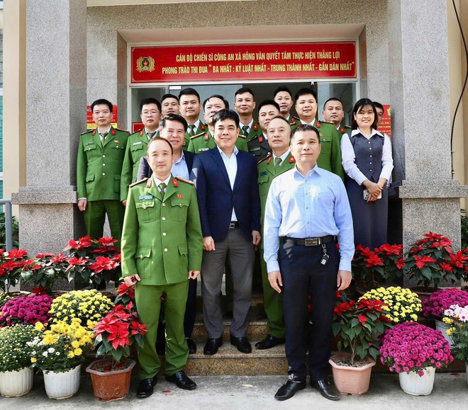 Công an xã Hồng Vân giữ trọn bình yên để nhân dân vui Xuân, đón Tết- Ảnh 8. Công an xã Hồng Vân giữ trọn bình yên để nhân dân vui Xuân, đón Tết- Ảnh 8.