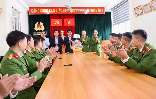 Công an xã Hồng Vân giữ trọn bình yên để nhân dân vui Xuân, đón Tết- Ảnh 9. Công an xã Hồng Vân giữ trọn bình yên để nhân dân vui Xuân, đón Tết- Ảnh 9.