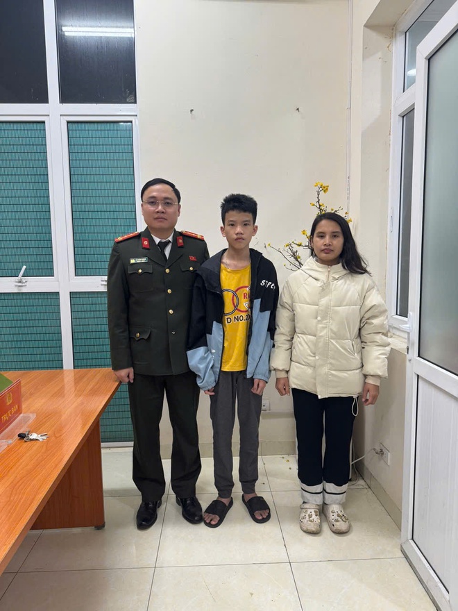 Công an xã Hồng Vân giúp đỡ cháu bé đi lạc trở về với gia đình - Ảnh 1.