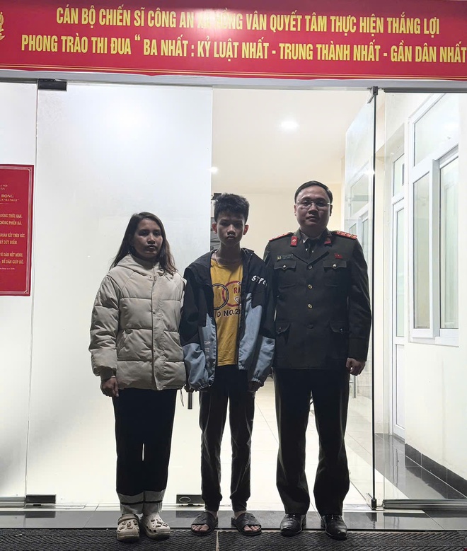 Công an xã Hồng Vân giúp đỡ cháu bé đi lạc trở về với gia đình - Ảnh 2.