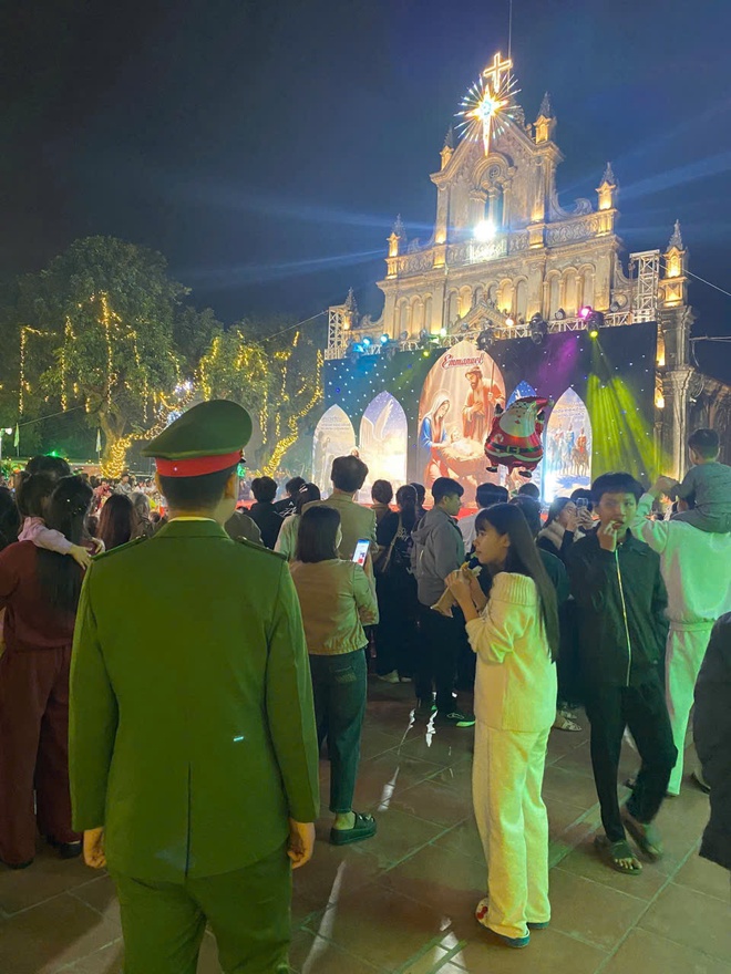 Công an xã Hồng Vân giữ trọn bình yên để nhân dân vui Xuân, đón Tết- Ảnh 3.