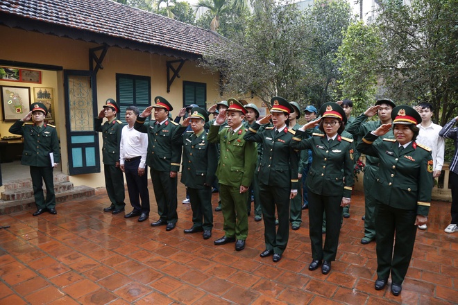 Phường Hà Đông tổ chức dâng hương, báo công và tặng quà quân nhân xuất ngũ, tân binh lên đường nhập ngũ năm 2026- Ảnh 7.