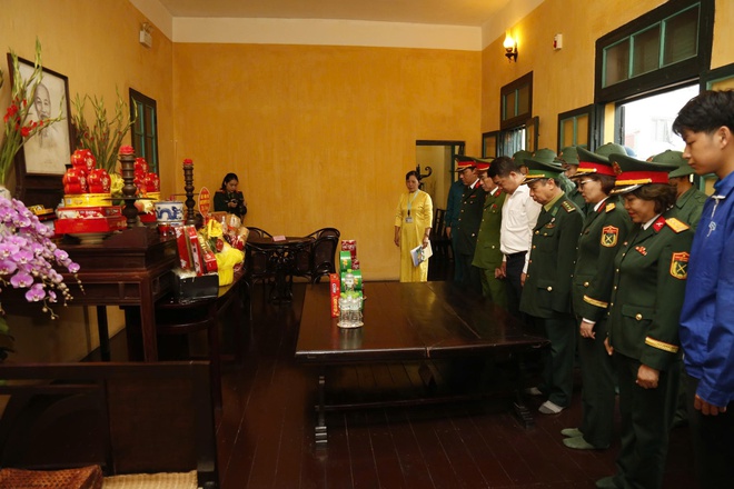 Phường Hà Đông tổ chức dâng hương, báo công và tặng quà quân nhân xuất ngũ, tân binh lên đường nhập ngũ năm 2026- Ảnh 8.