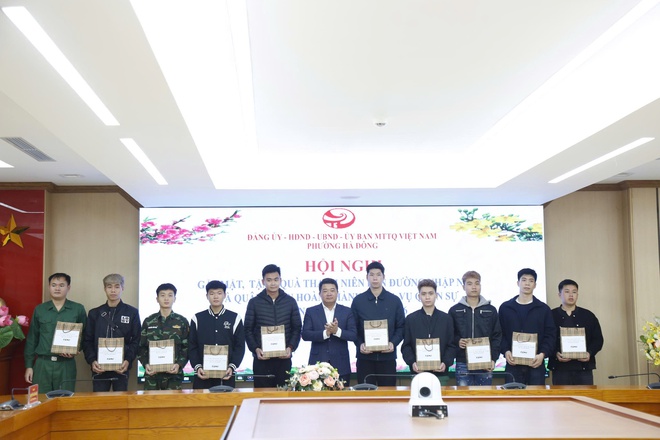 Phường Hà Đông tổ chức dâng hương, báo công và tặng quà quân nhân xuất ngũ, tân binh lên đường nhập ngũ năm 2026- Ảnh 2.