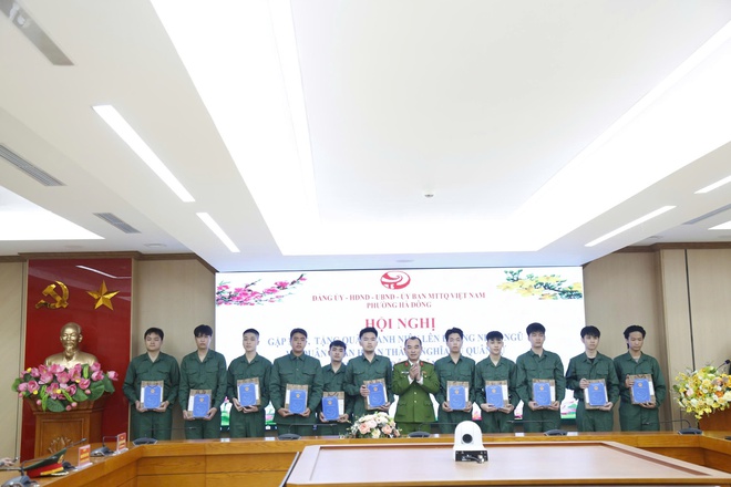 Phường Hà Đông tổ chức dâng hương, báo công và tặng quà quân nhân xuất ngũ, tân binh lên đường nhập ngũ năm 2026- Ảnh 4.