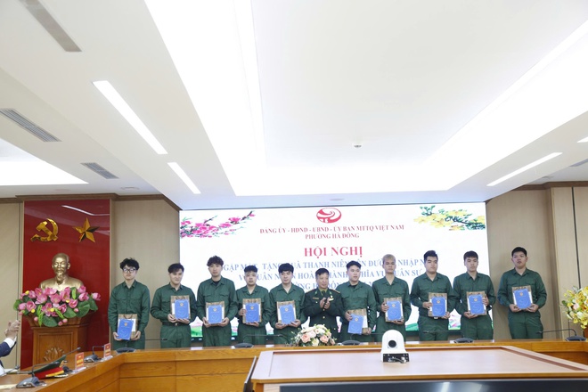 Phường Hà Đông tổ chức dâng hương, báo công và tặng quà quân nhân xuất ngũ, tân binh lên đường nhập ngũ năm 2026- Ảnh 5.