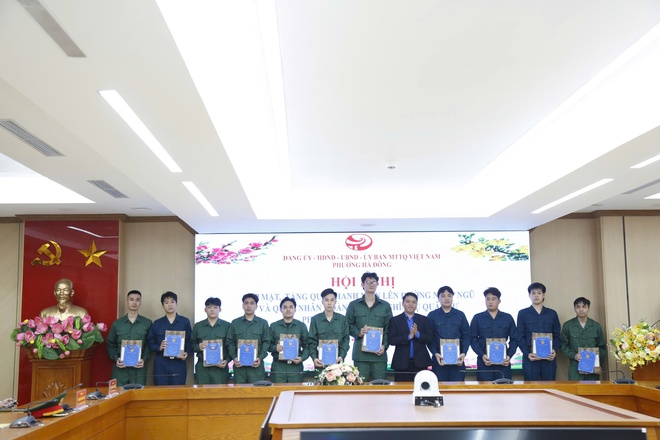 Phường Hà Đông tổ chức dâng hương, báo công và tặng quà quân nhân xuất ngũ, tân binh lên đường nhập ngũ năm 2026- Ảnh 6.