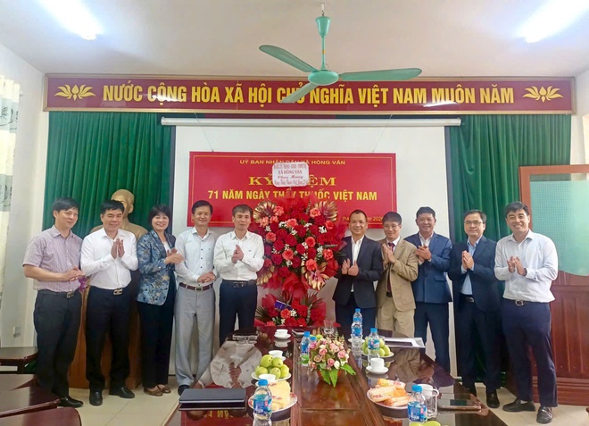 Lãnh đạo xã Hồng Vân thăm, chúc mừng Trạm Y tế xã nhân Ngày Thầy thuốc Việt Nam 27/2- Ảnh 1.