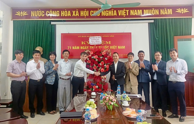 Lãnh đạo xã Hồng Vân thăm, chúc mừng Trạm Y tế xã nhân Ngày Thầy thuốc Việt Nam 27/2- Ảnh 2.