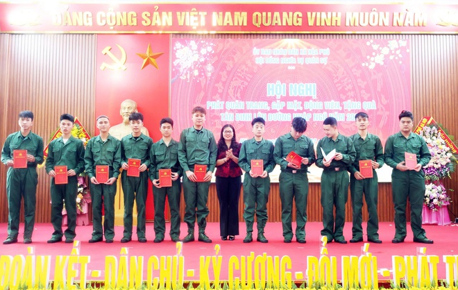 Xã Hòa Phú: Hội nghị gặp mặt, động viên và tặng quà công dân lên đường nhập ngũ thực hiện nghĩa vụ năm 2026- Ảnh 3.