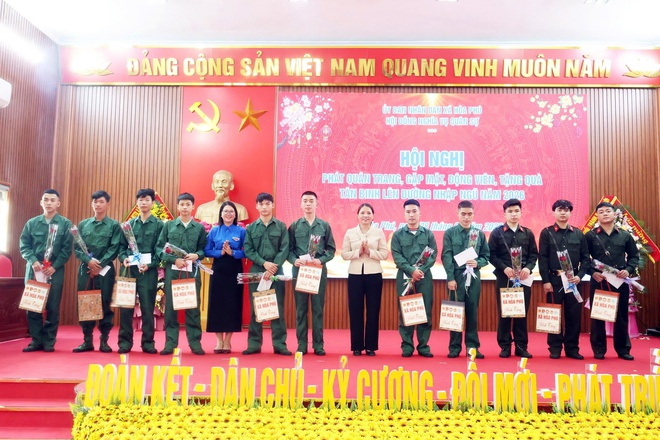 Xã Hòa Phú: Hội nghị gặp mặt, động viên và tặng quà công dân lên đường nhập ngũ thực hiện nghĩa vụ năm 2026- Ảnh 13.