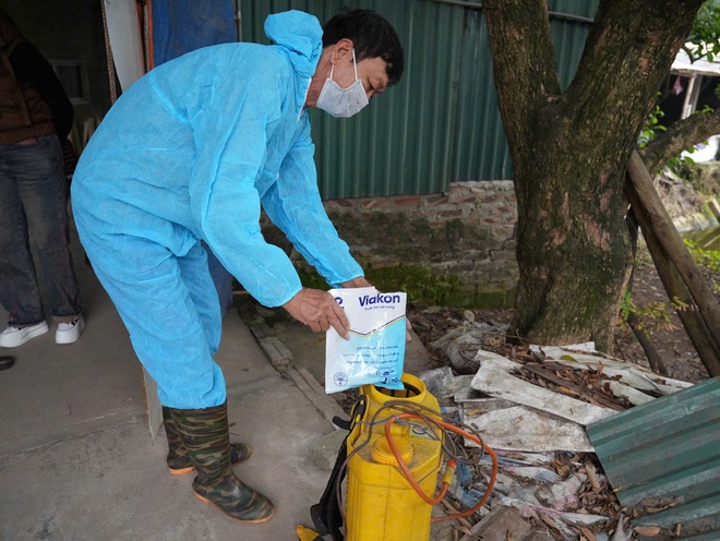Xã Hồng Vân vệ sinh, khử trùng, tiêu độc môi trường phòng chống dịch bệnh cho gia súc gia cầm- Ảnh 1.