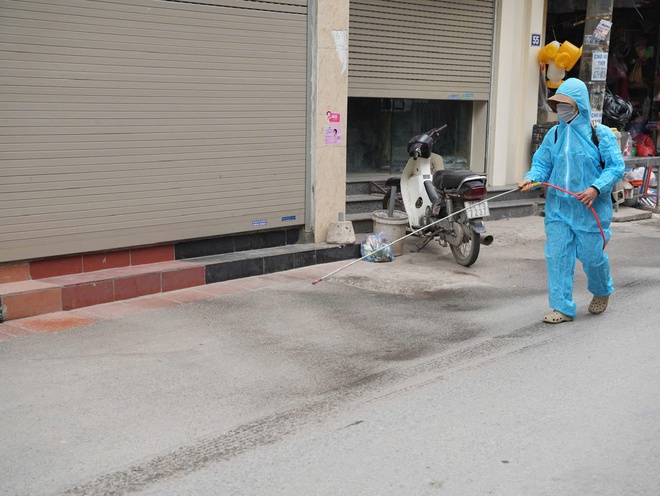 Xã Hồng Vân vệ sinh, khử trùng, tiêu độc môi trường phòng chống dịch bệnh cho gia súc gia cầm- Ảnh 7.