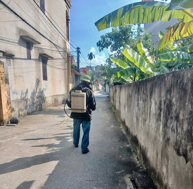 UBND xã Hồng Vân triển khai tổng vệ sinh, khử trùng, tiêu độc môi trường phòng, chống dịch bệnh gia súc, gia cầm đợt 1 dịp Tết Nguyên đán Bính Ngọ năm 2026.- Ảnh 2.