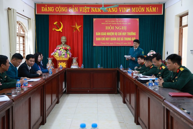 TRUNG GIÃ BÀN GIAO NHIỆM VỤ CHỈ HUY TRƯỞNG BAN CHỈ HUY QUÂN SỰ XÃ- Ảnh 3.
