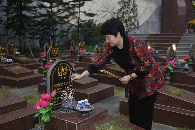 Lãnh đạo phường Hà Đông viếng nghĩa trang Liệt sĩ trên địa bàn phường- Ảnh 4.