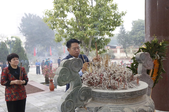 Lãnh đạo phường Hà Đông viếng nghĩa trang Liệt sĩ trên địa bàn phường- Ảnh 2.