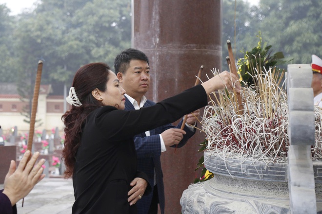Lãnh đạo phường Hà Đông viếng nghĩa trang Liệt sĩ trên địa bàn phường- Ảnh 3.
