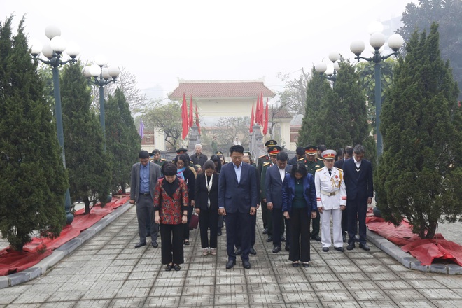 Lãnh đạo phường Hà Đông viếng nghĩa trang Liệt sĩ trên địa bàn phường- Ảnh 1.