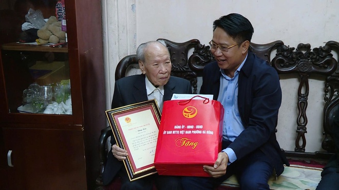 Phường Hà Đông thăm, tặng quà người có công nhân dịp Tết Nguyên đán Bính Ngọ năm 2026- Ảnh 1.