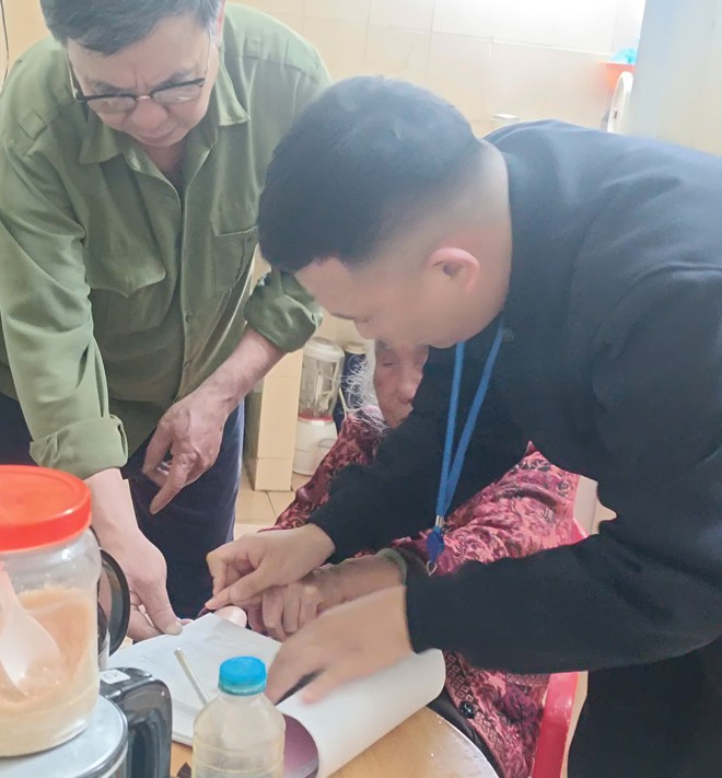 Trao trả kết quả thủ tục hành chính tại nhà cho cụ bà 98 tuổi: Hoạt động nhân văn từ Chi nhánh số 5- Ảnh 2.