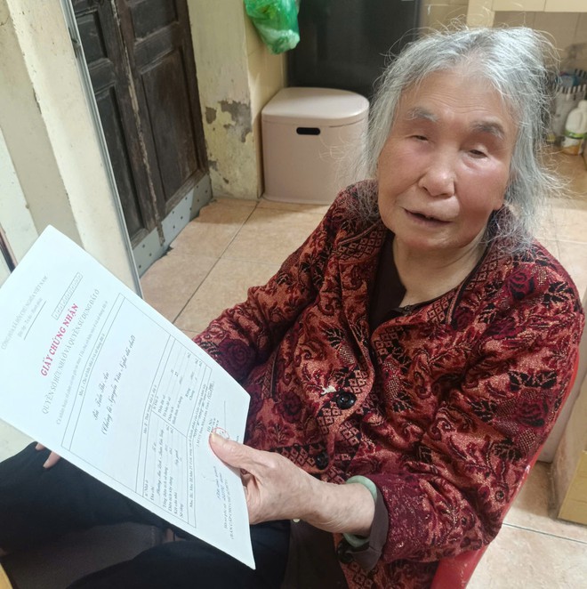 Trao trả kết quả thủ tục hành chính tại nhà cho cụ bà 98 tuổi: Hoạt động nhân văn từ Chi nhánh số 5- Ảnh 3.