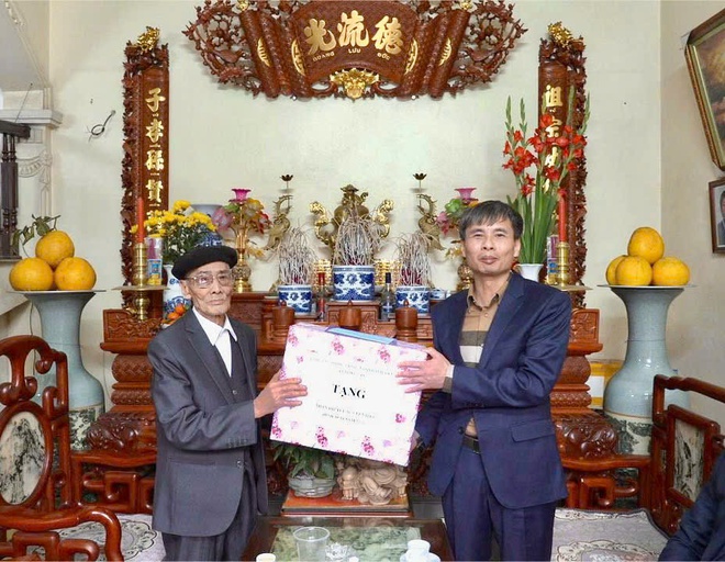 Lãnh đạo xã Hồng Vân thăm tặng quà gia đình người có công với Cách mạng và các cụ cao niên tròn 100 tuổi- Ảnh 1.